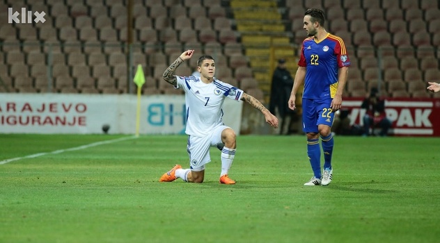 Muhamed Bešić gađa žvakom igrača Andore (Foto: Feđa Krvavac/Klix.ba)