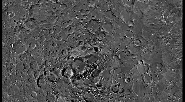 Sjeverni mjesečev pol, krater Rozhdestvenskiy najveći u sredini (Foto: ESA/SPACE-X)