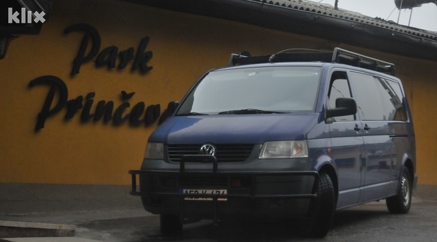 Vozilo SIPA-e ispred restorana Park prinčeva (Foto: Nedim Grabovica/Klix.ba)