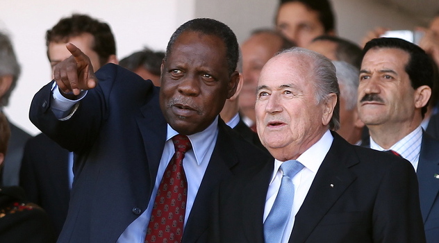 Issa Hayatou i Sepp Blatter (Foto: EPA)