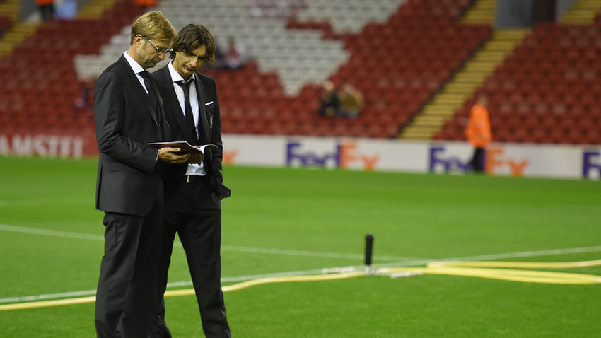 Klopp i njegov pomoćnik Željko Buvač na terenu Anfielda pred večerašnji meč sa Rubinom (Foto: EPA)