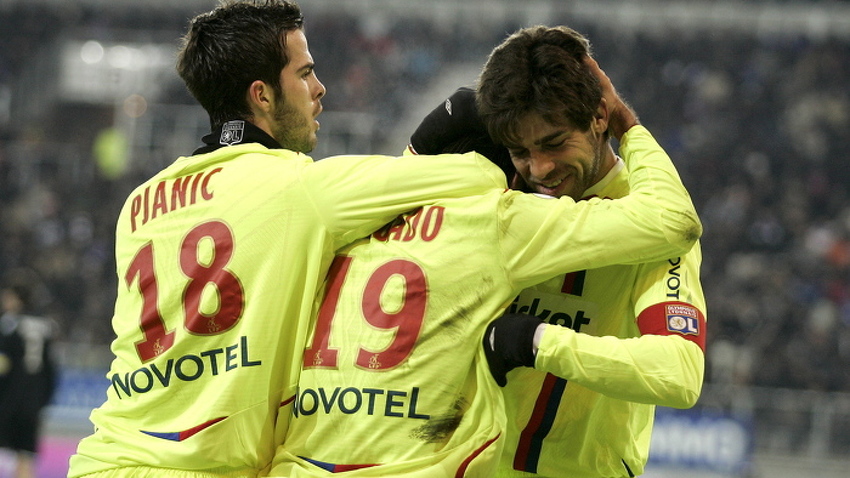 Pjanić i Juninho su jednu sezonu igrali zajedno u Lyonu (Foto: EPA)