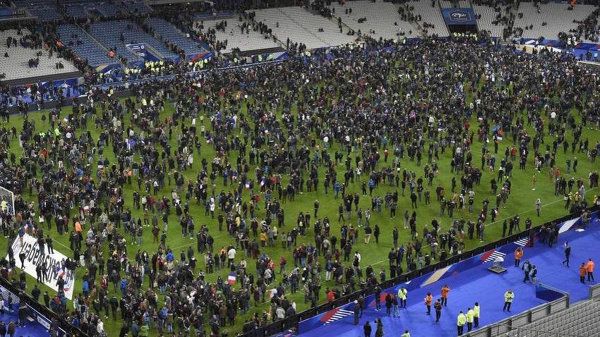 Haos na Saint-Denisu sinoć (Foto: AFP)