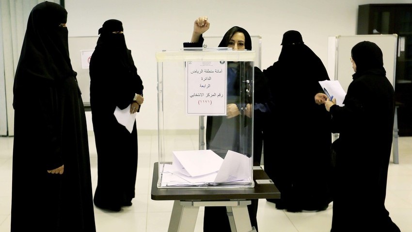 Žene predaju glasačke listiće u Saudijskoj Arabiji, prvi put u historiji ove zemlje (Foto: EPA)