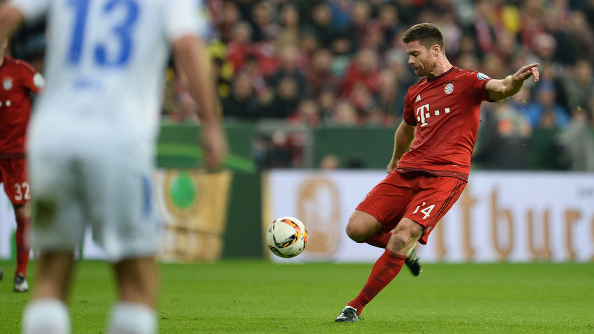 Xabi Alonso postiže gol za Bayern (Foto: EPA)