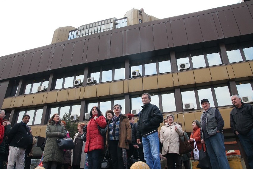 Sa protesta radnika Veleprometa ispred zgrade Vlade ZDK (Foto: Arhiv/Klix.ba)