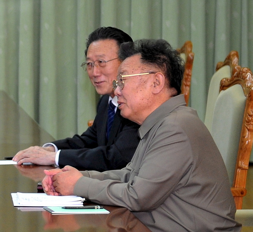 Kim Yang-gon (lijevo) sa bivšim liderom Kim Jong-ilom (desno) (Foto: EPA)