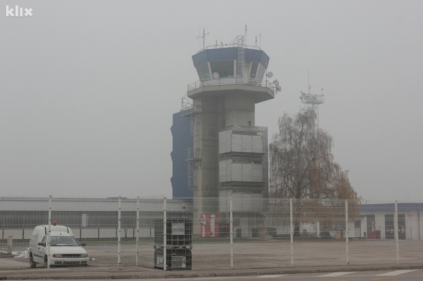 Kontrolni toranj sarajevskog aerodroma obavijen gustom maglom (Foto: Arhiv/Klix.ba)