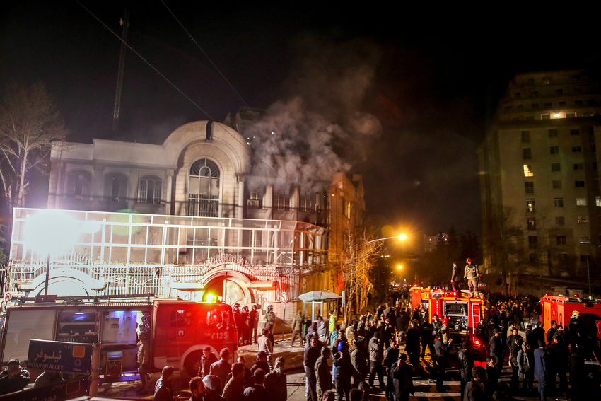 Zapaljena zgrada saudijske ambasade u Teheranu (Foto: EPA)