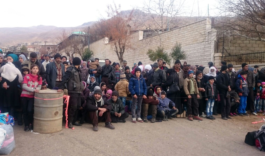 Sirijci čekaju dolazak humanitarne pomoći (Foto: AFP)