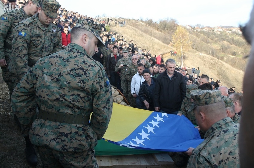 Dženaza poginulom vojniku Arminu Salkiću (Foto: Arhiv/Klix.ba)