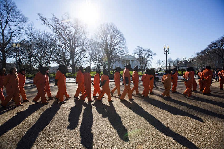Protest ispred Bijele kuće kojim se traži zatvaranje Guantanama (Foto: EPA)