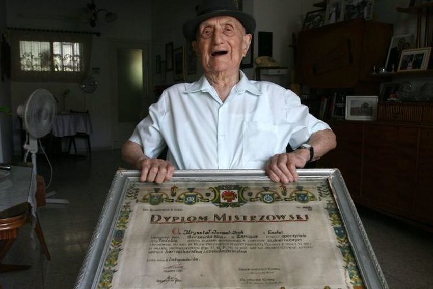 Yisrael Kristal sa diplomom o završenom slastičarskom zanatu iz 1921. godine