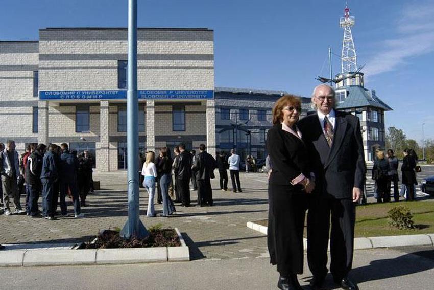 Miroslava i Slobodan Pavlović poziraju ispred Univerziteta Slobomir (Foto: CIN)