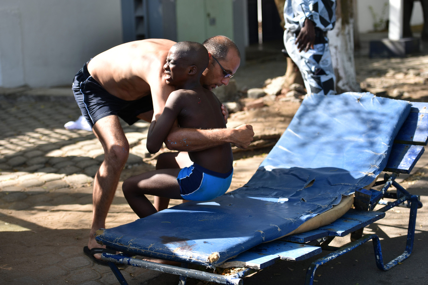 Turista pomaže ranjenom dječaku (Foto: AFP)
