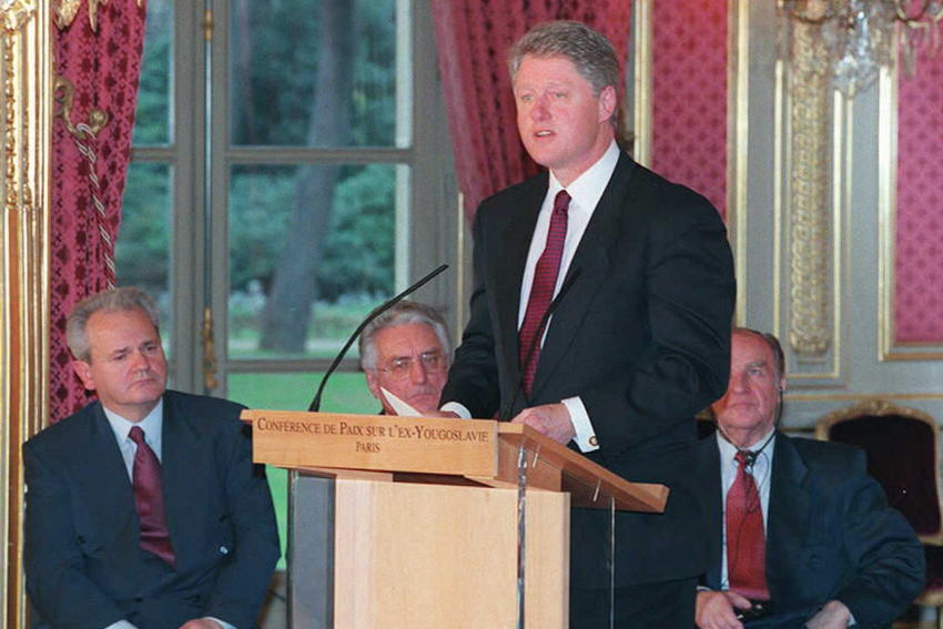 Clinton drži govor prije potpisivanja Dejtonskog mirovnog sporazuma 1995. godine (Foto: AFP)