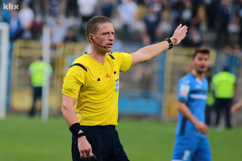 Ognjen Valjić sudi duel Sloboda - Željezničar (Foto: Arhiv/Klix.ba)