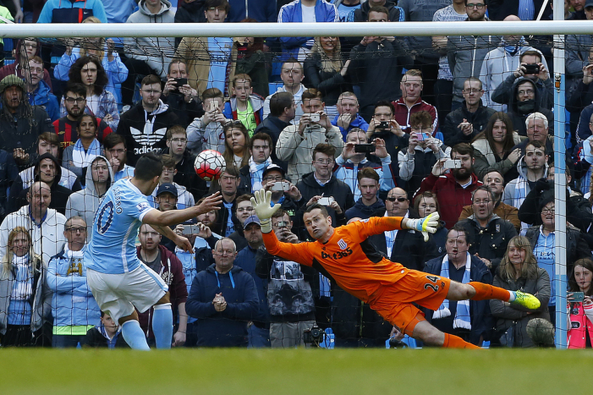 Aguero postiže pogodak iz penala (Foto: AFP)