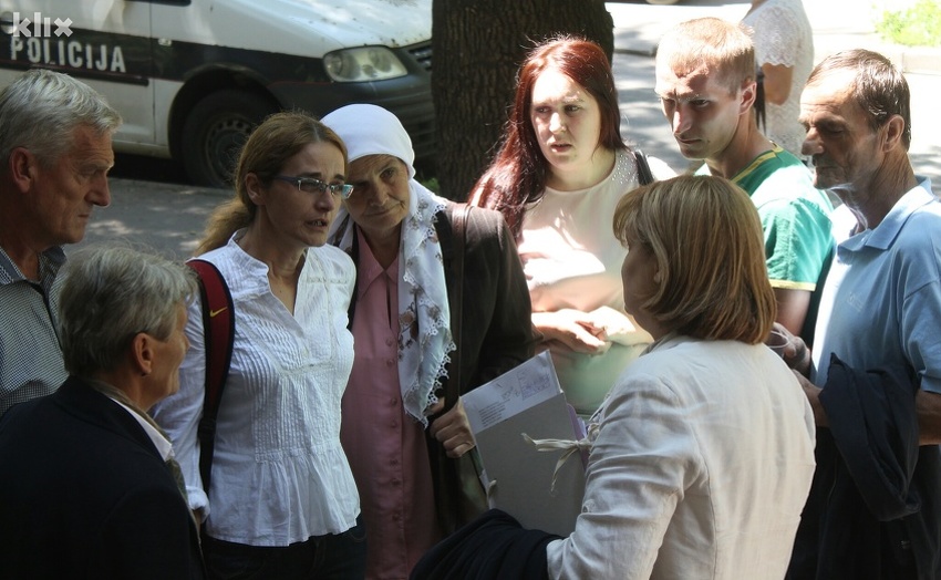 Porodica Arnele Đogić sa tužiteljicom (Foto: Elmedin Mehić/Klix.ba)