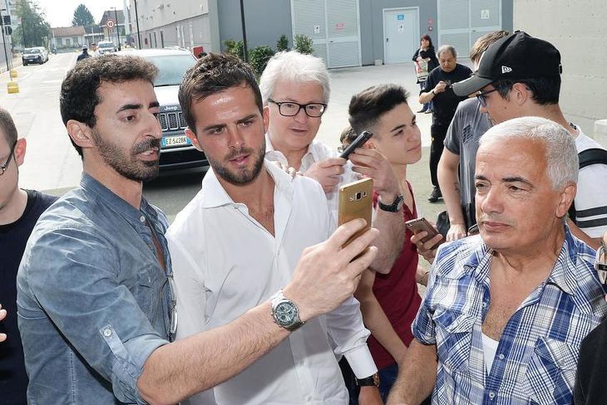 Pjanić sa navijačima Juventusa (Foto: EPA)