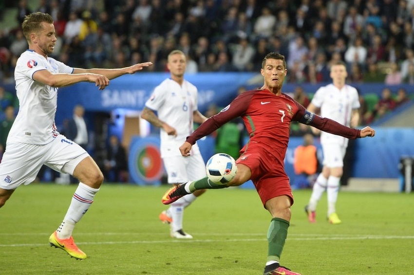 Kari Arnason i Cristiano Ronald (Foto: EPA)