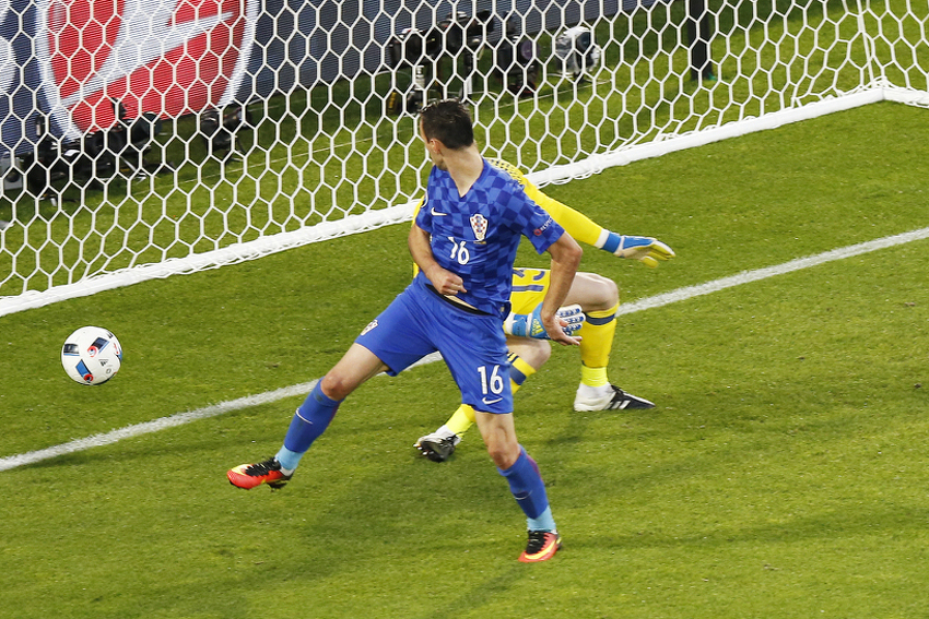 Nikola Kalinić postiže gol protiv Španije (Foto: EPA)