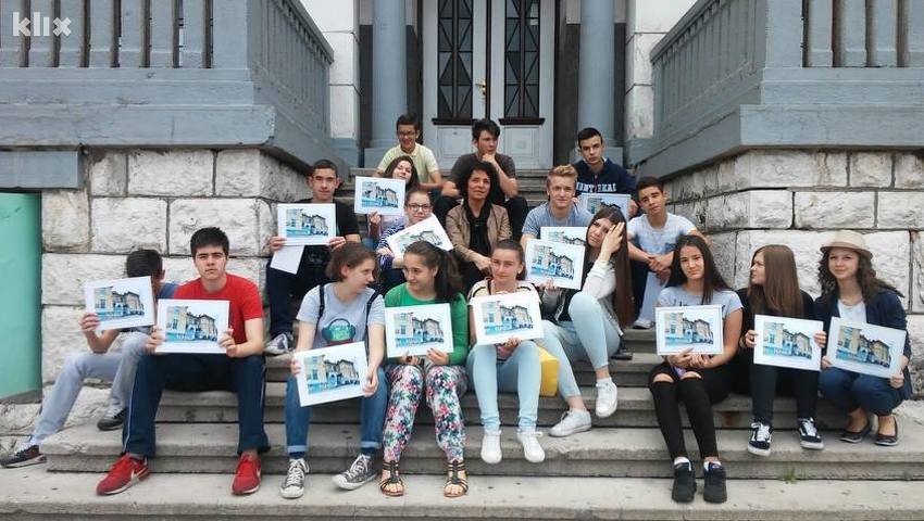 Učenici IX-2 razreda s razrednicom Mirzetom Bašić