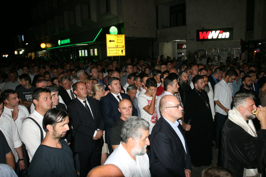 Građani sinoć u Trebinju (Foto: SRNA)