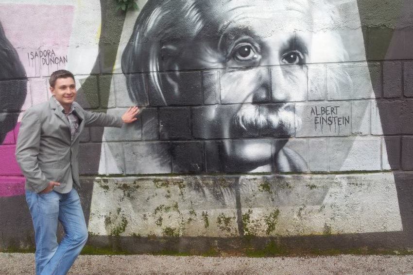 Admir Greljo pokraj grafita Alberta Einsteina