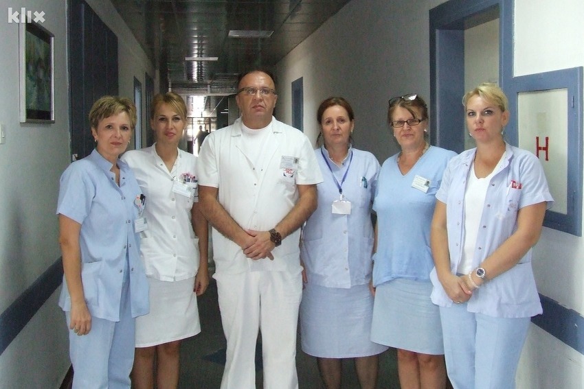 Doc.dr. Fuad Pašić sa osobljem Odjela opšte abdominalne hirurgije (Foto: Klix.ba)