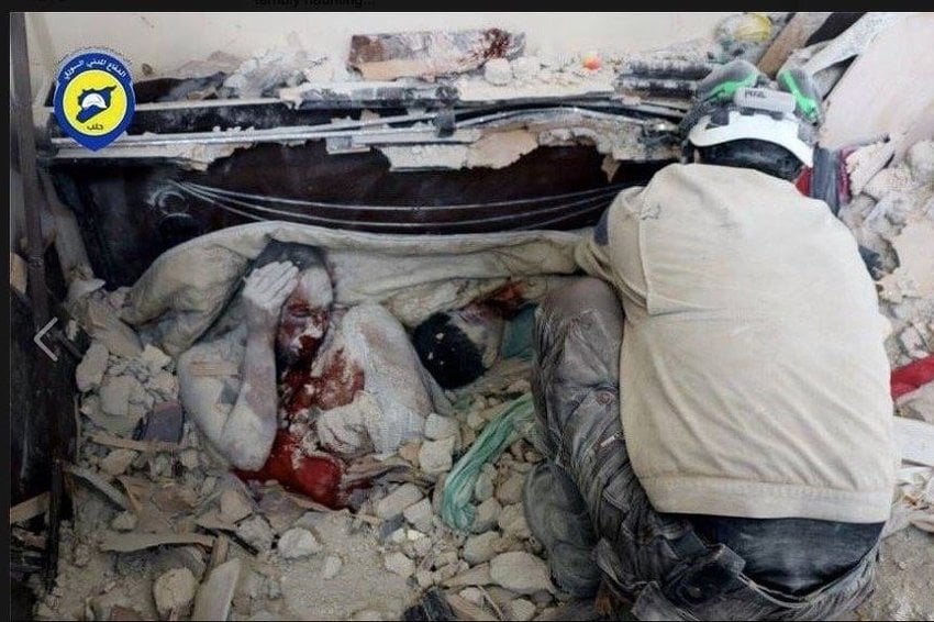 Potresna fotografija iz Alepa: Otac i sin pronađeni mrtvi ispod ruševina nakon zračnih napada