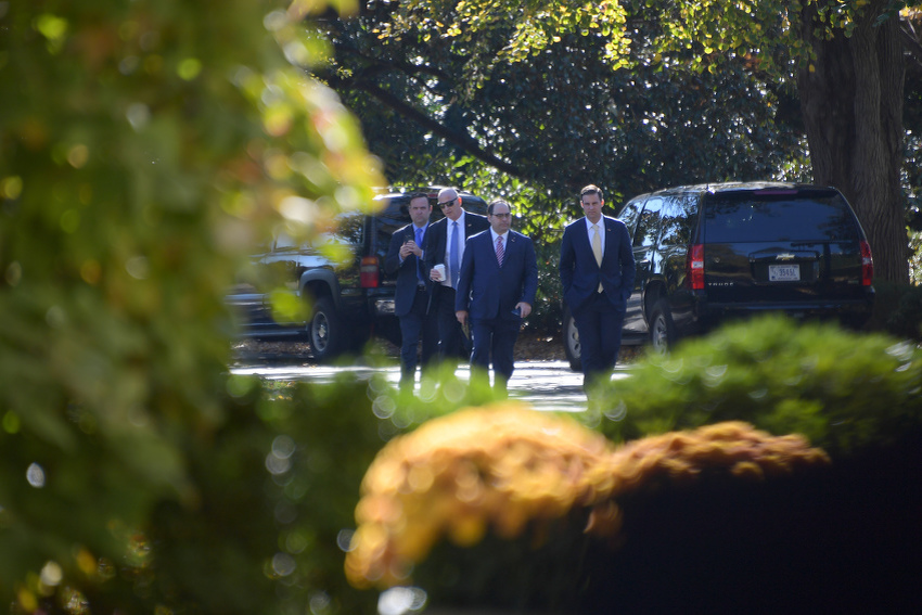 Članovi Trumpovog tima ispred Bijele kuće (Foto: AFP)