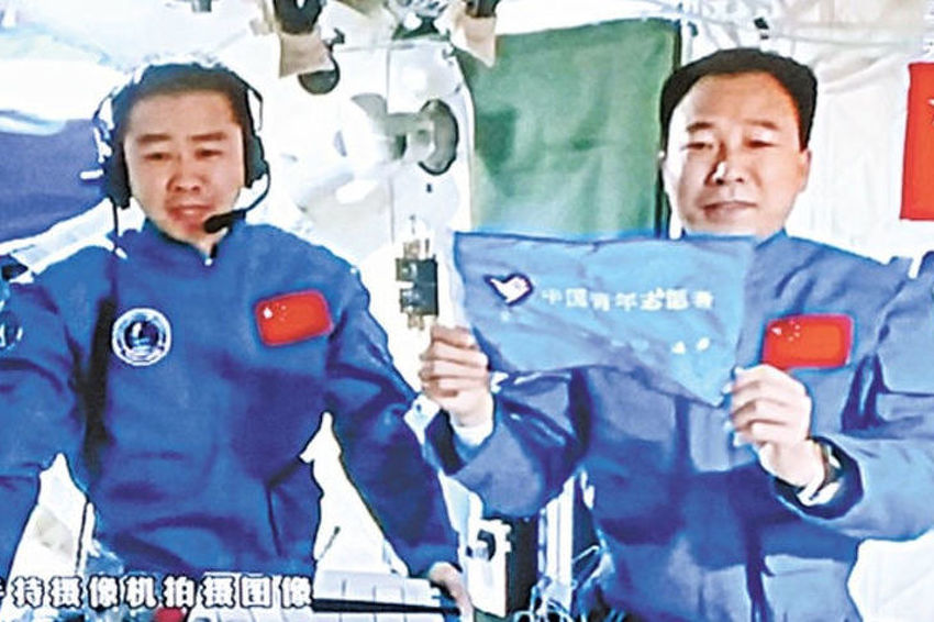 Kineski astronauti Jing Haipeng i Chen Dong