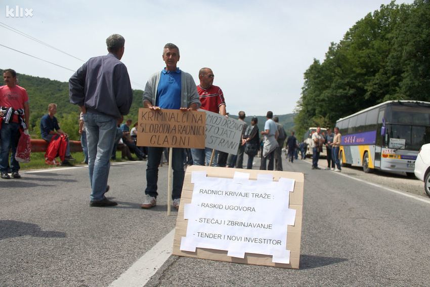 Blokada M-17 radnika Krivaje Mobel (Foto: Arhiv/Klix.ba)