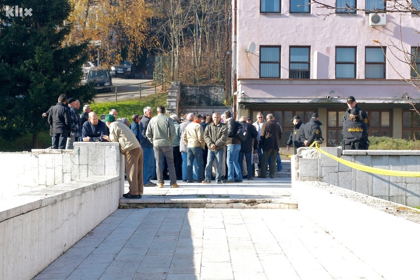 Radnici pred zgradom Vlade FBiH (Foto: Davorin Sekulić/Klix.ba) (Foto: D. S./Klix.ba)