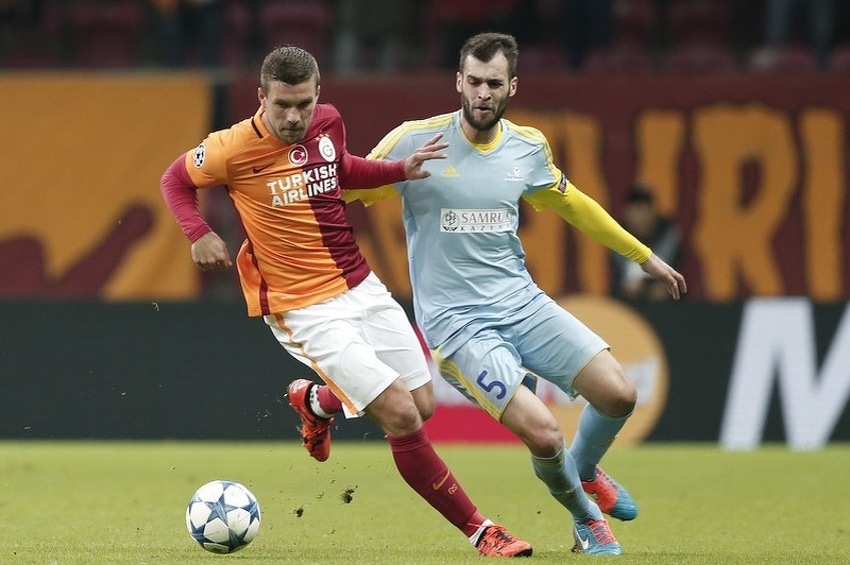 Lukas Podolski (lijevo) i Marin Aničić u prošlogodišnjem okršaju Galatasaraya i Astane (Foto: EPA)
