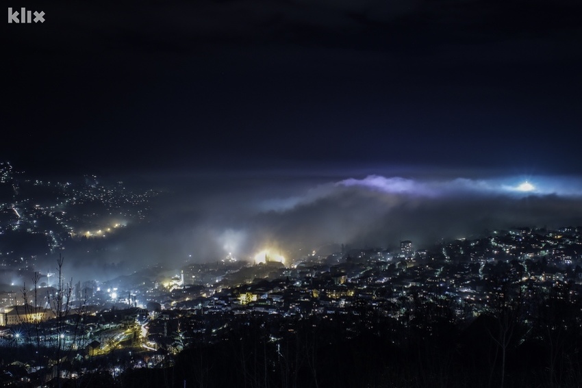 Sarajevo utonulo u noć u magli, na okolnim brdima i planinama ... - Klix.ba