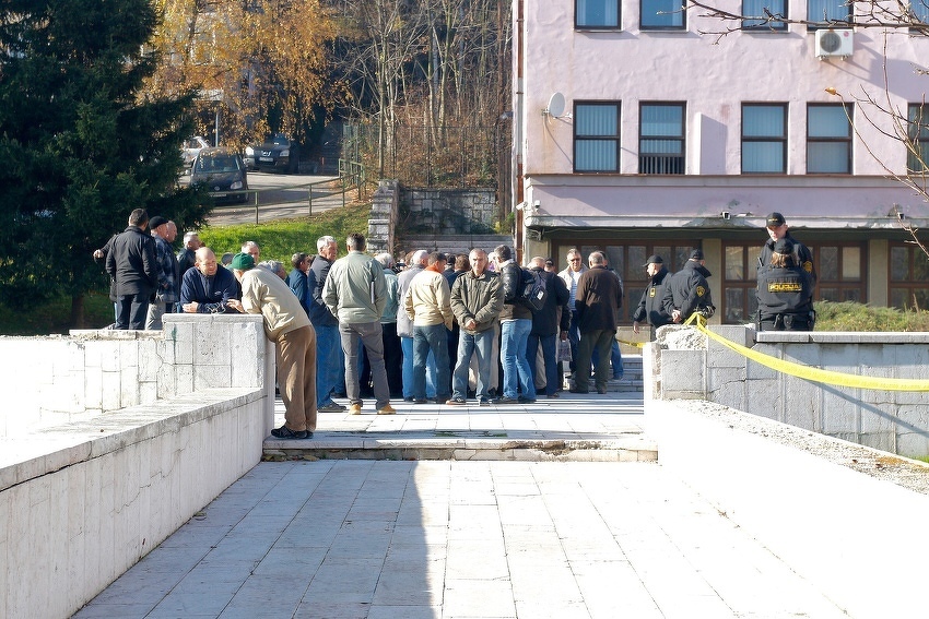 Radnici pred zgradom Vlade FBiH (Foto: Davorin Sekulić/Klix.ba)