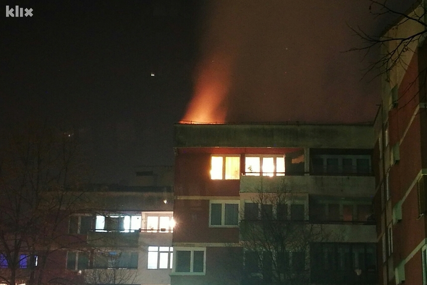 Požar izbio u potkrovlju zgrade (Foto: Elmedin Mehić/Klix.ba)