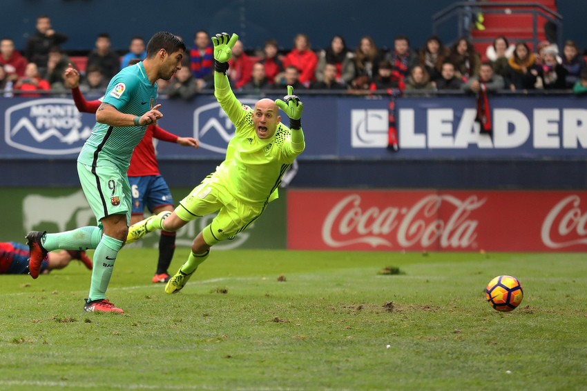 Suarez postiže pogodak za vodstvo Barcelone (Foto: AFP)