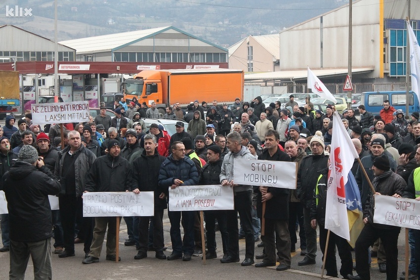 Sa protesta pred direkcijom ArcelorMittal u Zenici (Foto: Elmedin Mehić/Klix.ba)