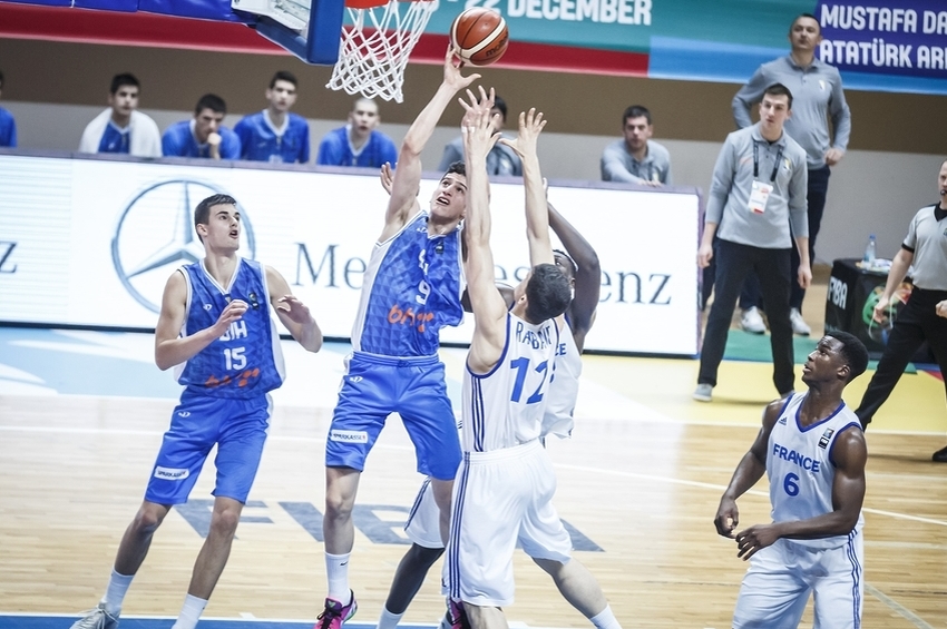 Amar Gegić u duelu sa Francuzima (Foto: FIBA)