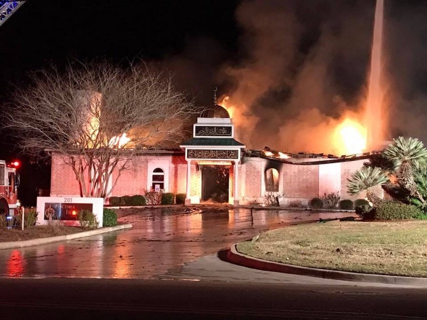 	 Trumpova igra vatrom: Zapaljena džamija u Teksasu B_170128083