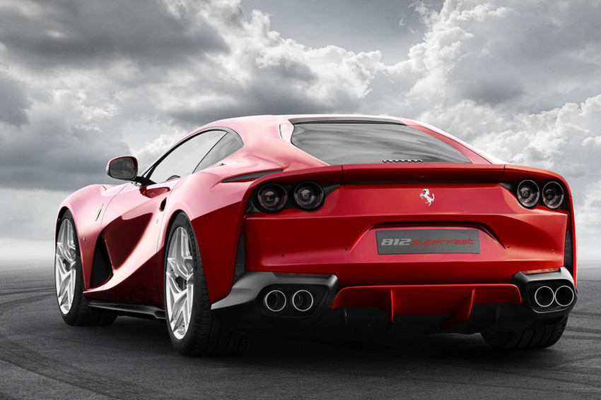 Ferrari 812 Superfast s V12 motorom i 800 KS