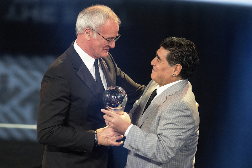 Claudio Ranieri prima nagradu od Diega Maradone za najboljeg trenera godine (Foto: EPA)