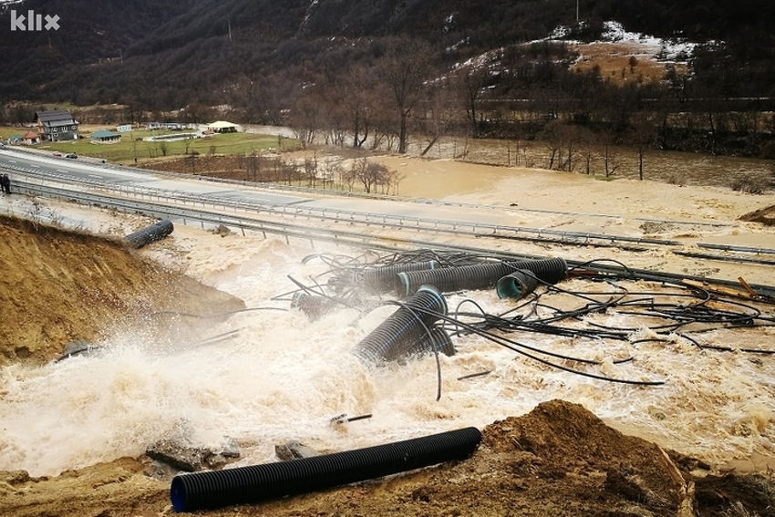 Poplavljen autoput A1 (Foto: Elmedin Mehić/Klix.ba)