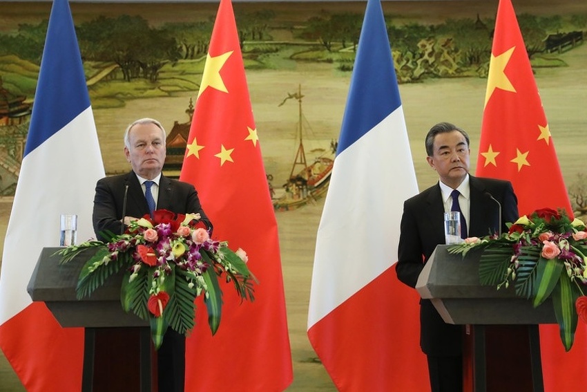 (Jean-Marc Ayrault i Wang Yi) Foto: EPA