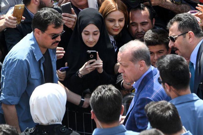 Recep Tayyip Erdogan među pristalicama (Foto: AFP)