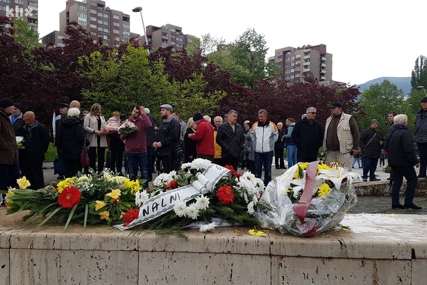 Polaganje cvijeća na spomen-obilježju Kameni spavač (Foto: Elmedin Mehić/Klix.ba)