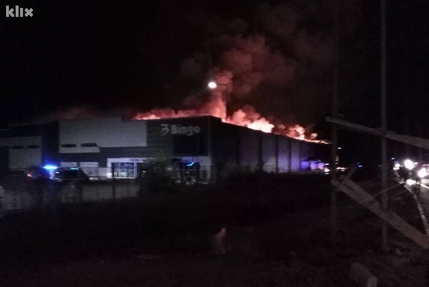 Ogroman požar zahvatio hipermarket Bingo u Mostaru